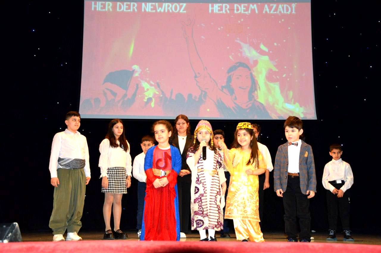 В концертном зале «Останкинский» в Москве состоялся концерт, посвященный курдскому национальному празднику Науроз.
